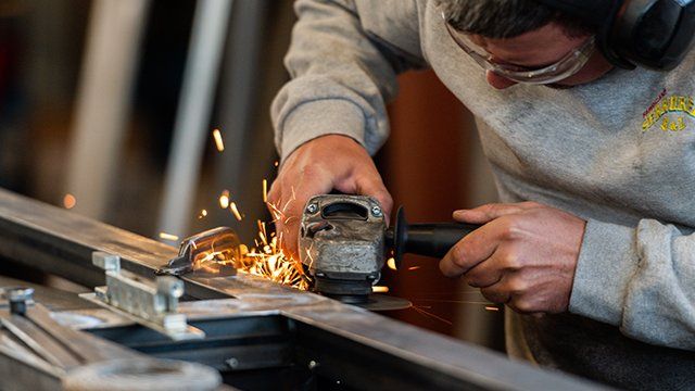 Travail de l'acier à la scie circulaire