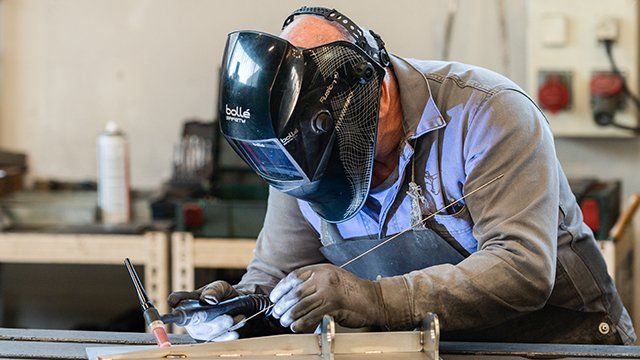 Gros plan sur un employé réalisant une soudure