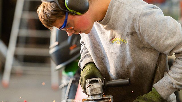 Gros plan sur un employé travaillant à la scie circulaire