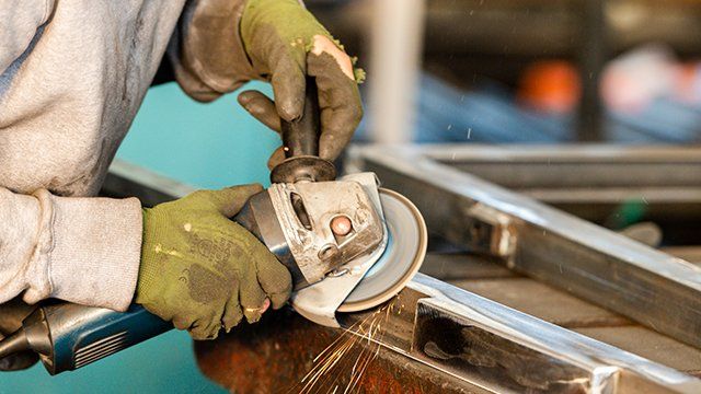 Très gros plan sur scie circulaire