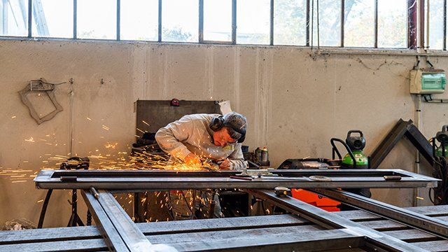 Plan éloigné sur un artisan travaillant l'acier