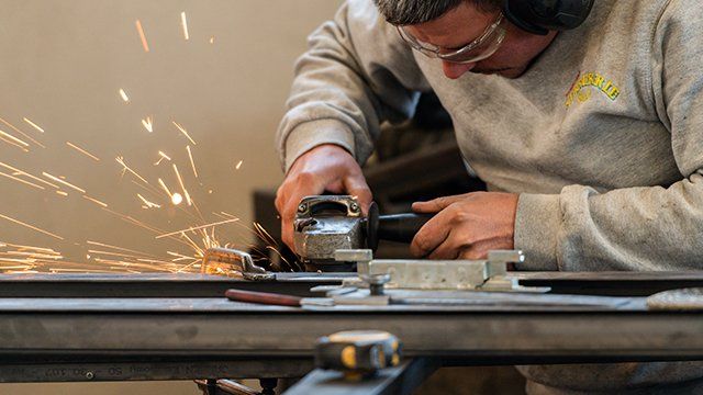 Joli plan sur l'utilisation de la scie circulaire à métaux