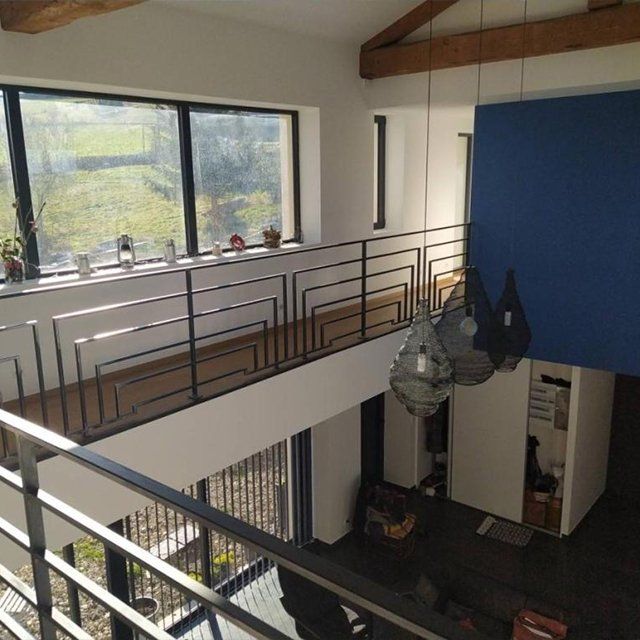 Garde-corps acier noir à l'étage d'une maison d'architecte