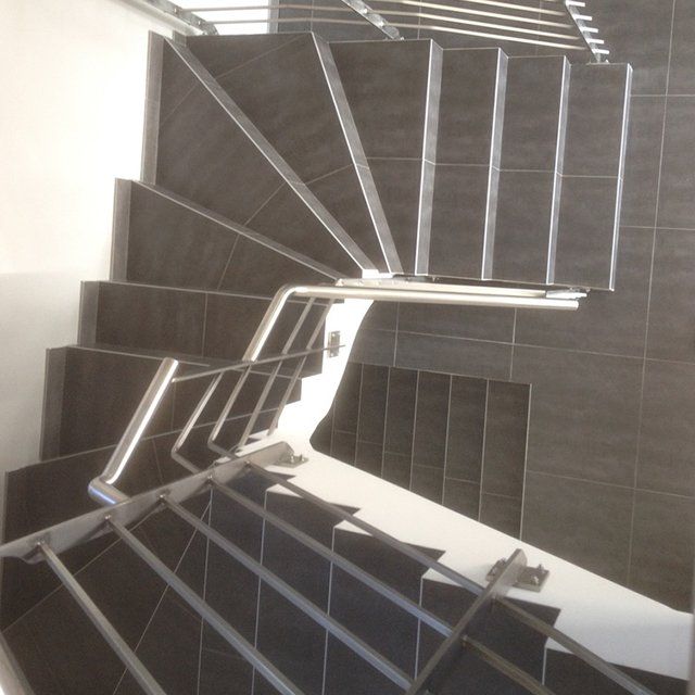 Escalier en contreplongée et garde-corps acier