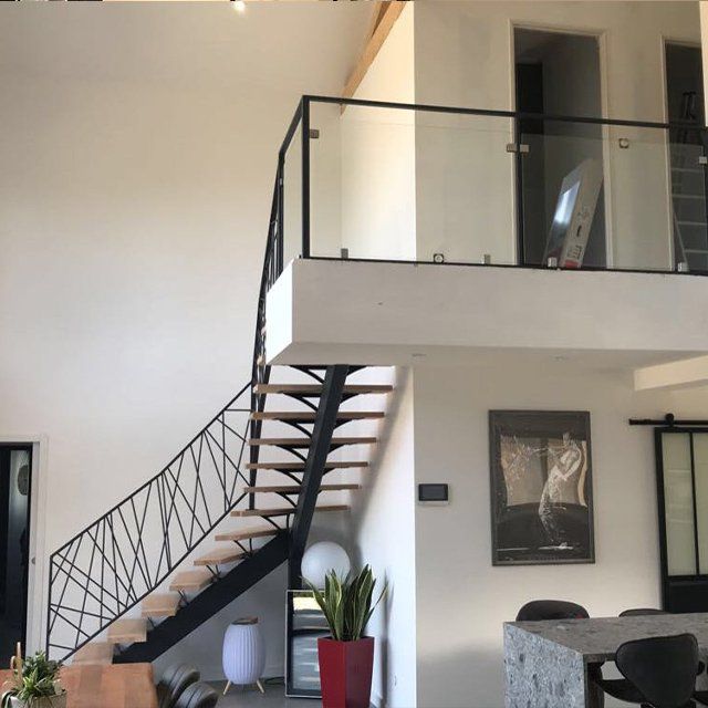 Escalier moderne bois et acier noir dans grande maison récente