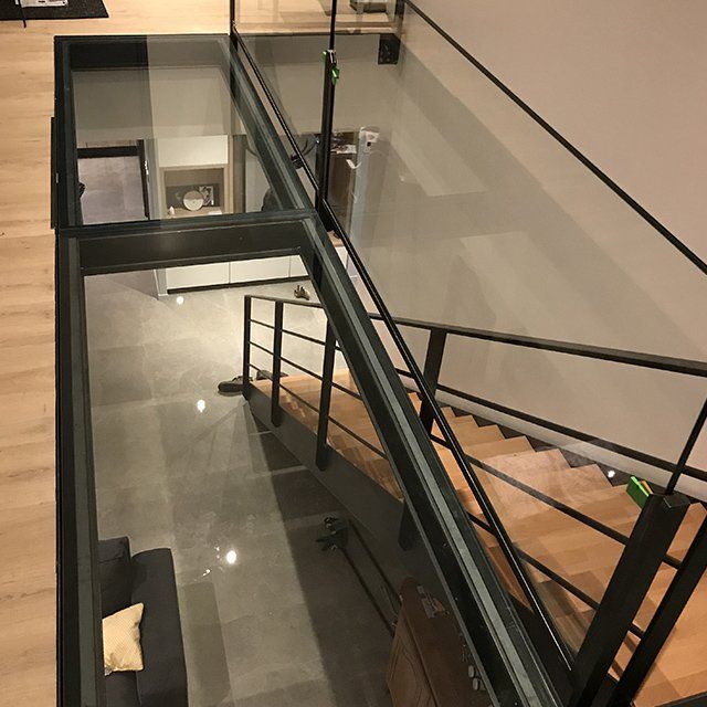 Escalier design et verrière au sol