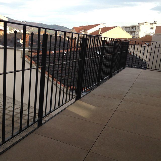 Garde-corps sur terrasse à carrelage