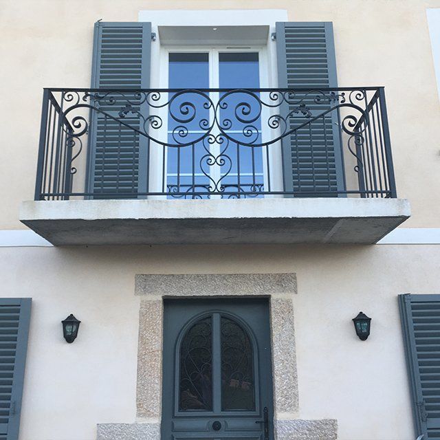 Garde-corps sur petite terrasse