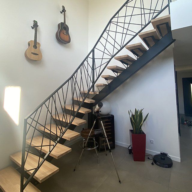Escalier design et guitares au mur