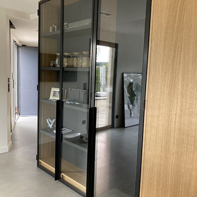 Porte d'intérieur en acier et verre.