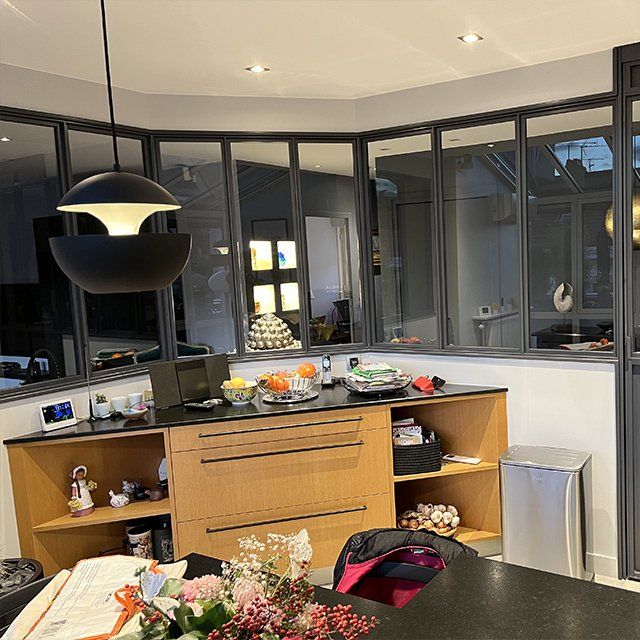 Verrière dans grande cuisine hexagonale