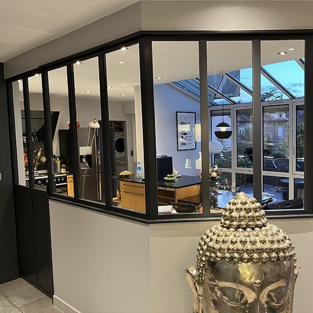 Verrière dans cuisine hexagonale vue du salon