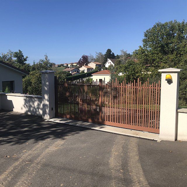 Portail en acier marron