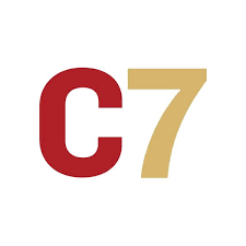 Un logotipo C7 rojo y dorado sobre un fondo blanco.