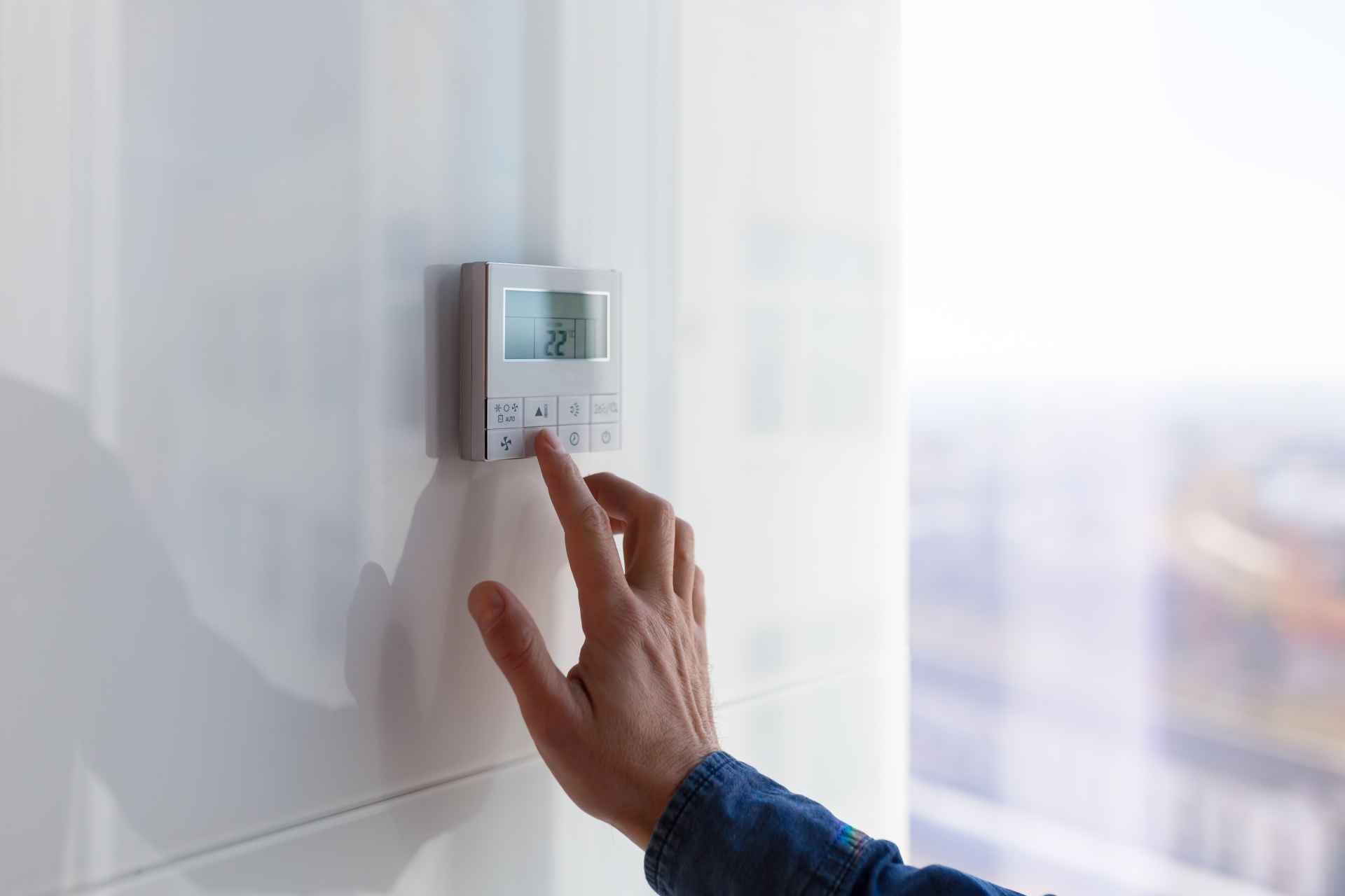 Handwerker reguliert die Temperatur einer Heizung