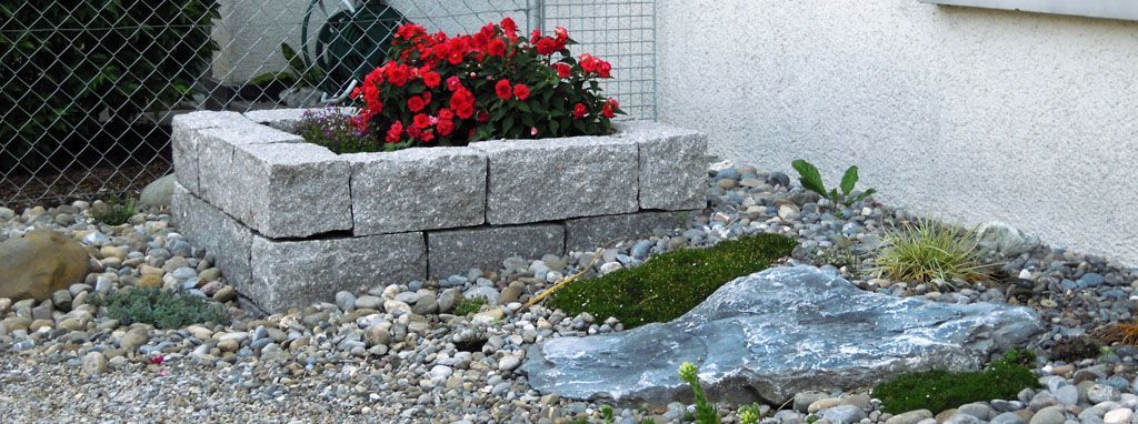 Pflanzecke mit Natursteinquader