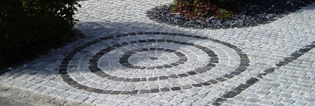 Granitpflästerung mit Kreiseinlage - Hadorn Gartenbau