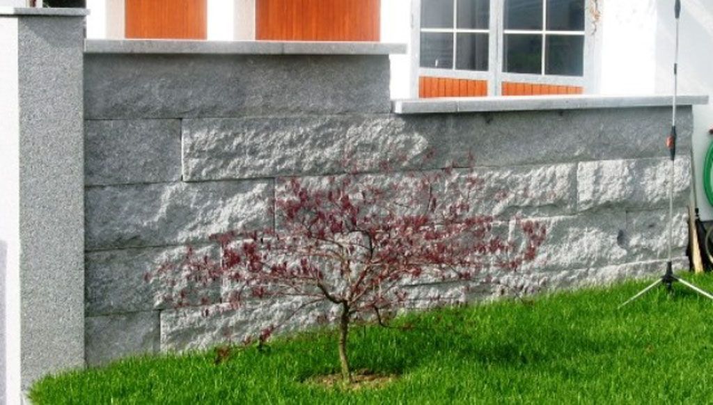 Gesägte Natursteinmauer mit Abdeckung und Natursteinpfeiler füt Gartentoor - Hadorn Gartenbau