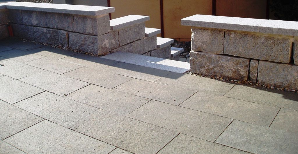 Gesägte Natursteinplatten verlegt mit Fugenkreuze 3mm - Hadorn Gartenbau