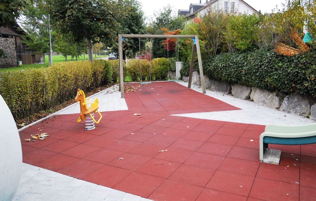 Kinderspielplatz mit Fallschutzplatten - Hadorn Gartenbau
