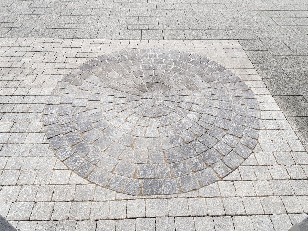 Kreis mit Pfastersteine - Hadorn Gartenbau