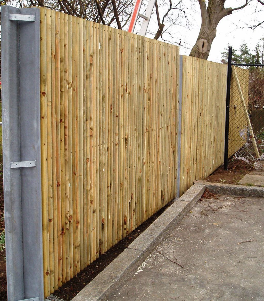 Lärmschutzwand mit Tür an Hauptstrasse - Hadorn Gartenbau
