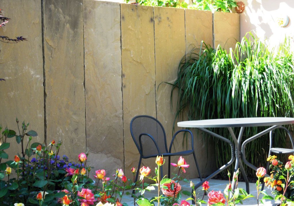 Natursteinmauer nit vormwilden Natursteinen - Hadorn Gartenbau