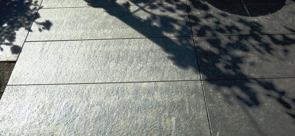 Natursteinplatten 100cm x 40 cm in Splitt verlegt - Hadorn Gartenbau