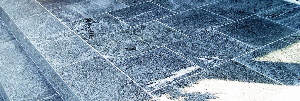 Maggia Treppen gesägt und geflammt,Platten gesägt und gespalten Fugen ausgefugt - Hadorn Gartenbau