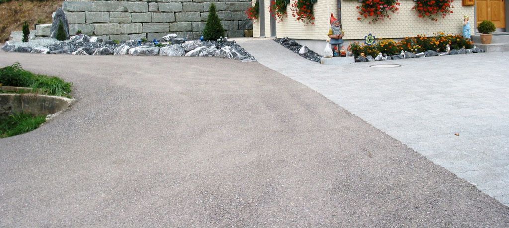 Netstaler Kies für Zufahrt,Sieckerverbundsteine bei Vorplatz - Hadorn Gartenbau