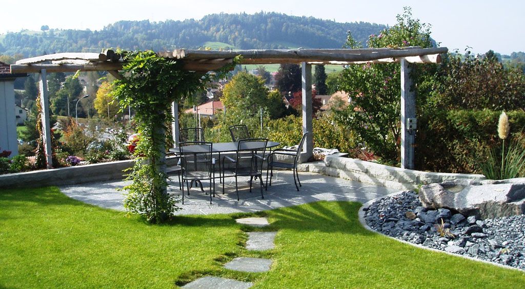 Pergola bepflanzt - Hadorn Gartenbau
