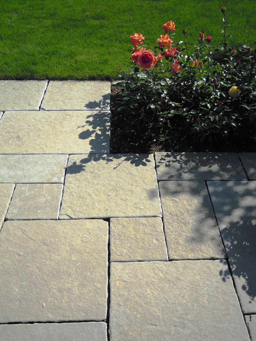 Natursteinplatten Kanten bearbeitet - Hadorn Gartenbau