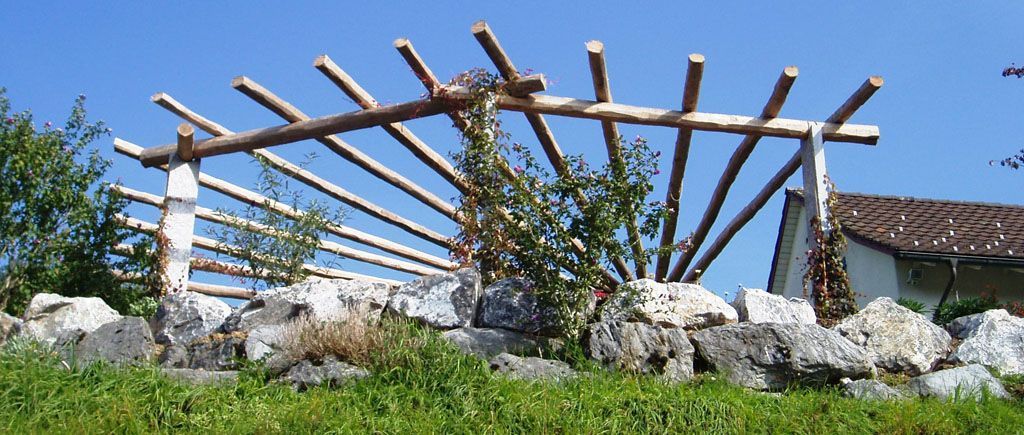 Robinienholz in Fächervorm montiert - Hadorn Gartenbau