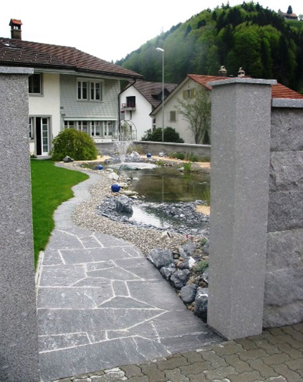 Gartentoorpfeiler mit Zugangsweg und Teich - Hadorn Gartenbau