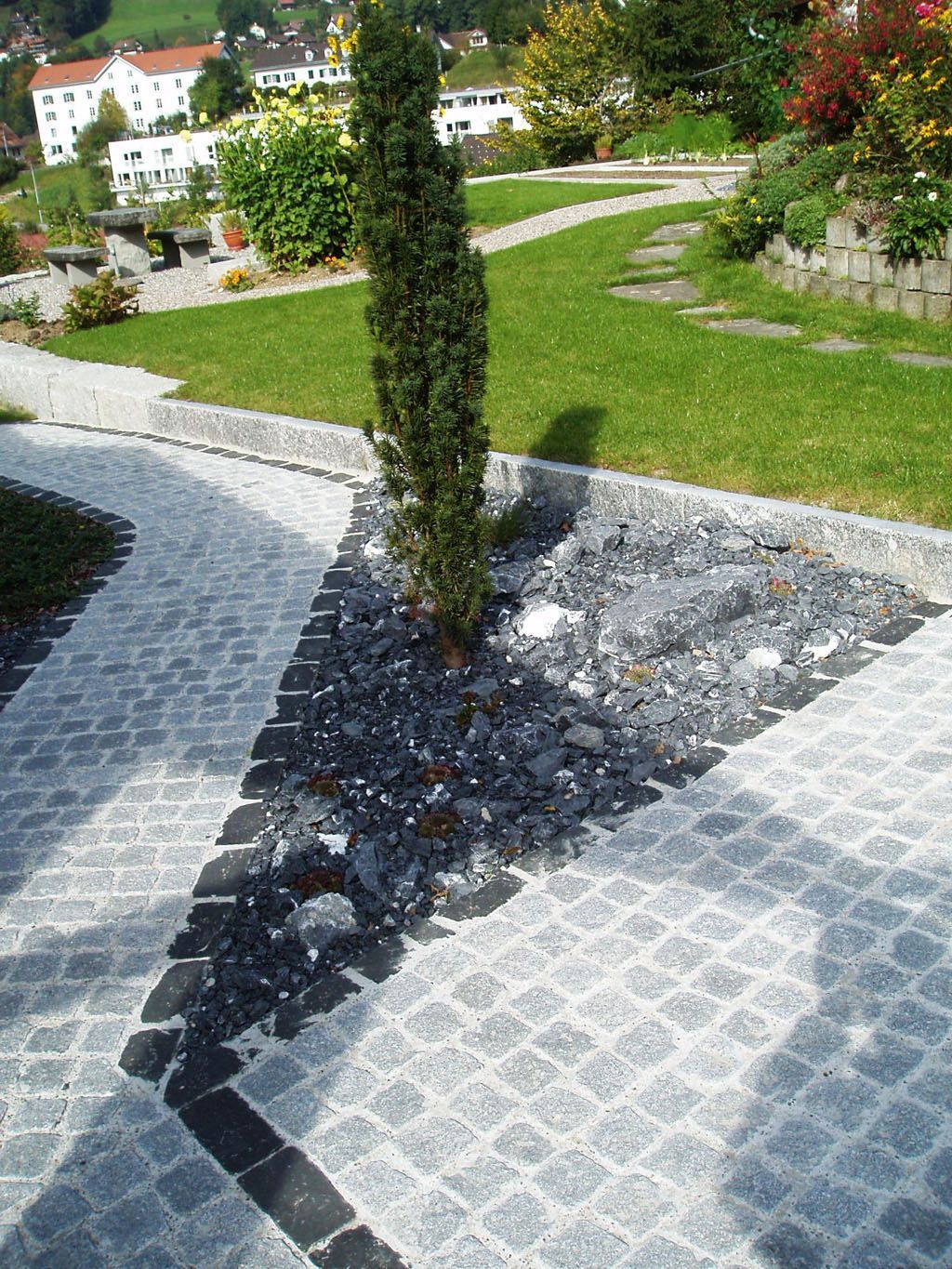 Pflästerung mit Steingarten - Hadorn Gartenbau