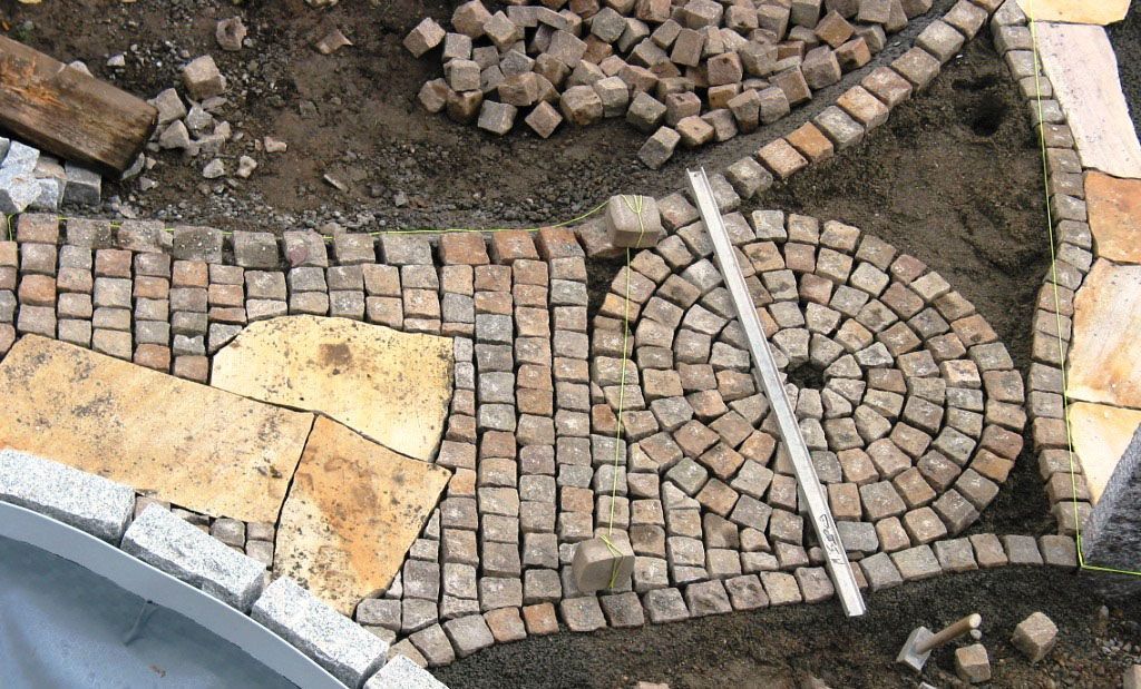 Porphyrpflästerung mit Kreis - Hadorn Gartenbau