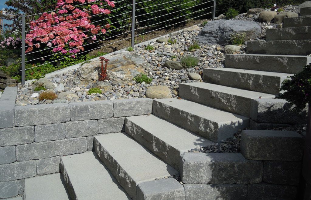 Hauszugang mit Betontreppen und Mauern - Hadorn Gartenbau