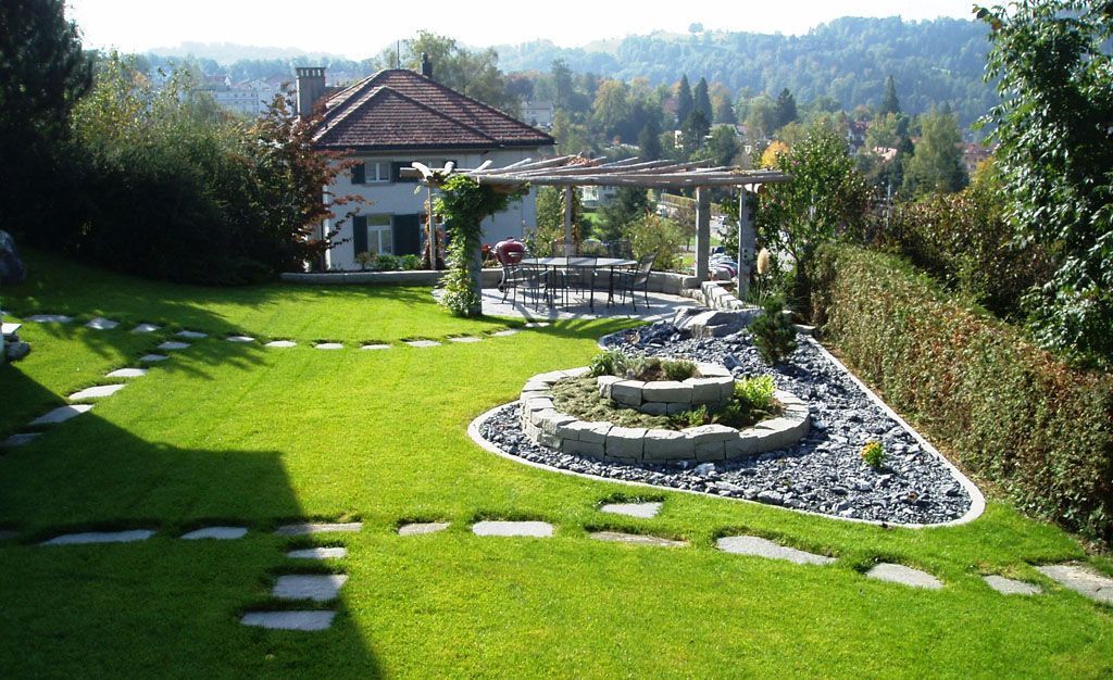 Schrittplatten in Humus verlegt mit kompleter Gartenanlage - Hadorn Gartenbau