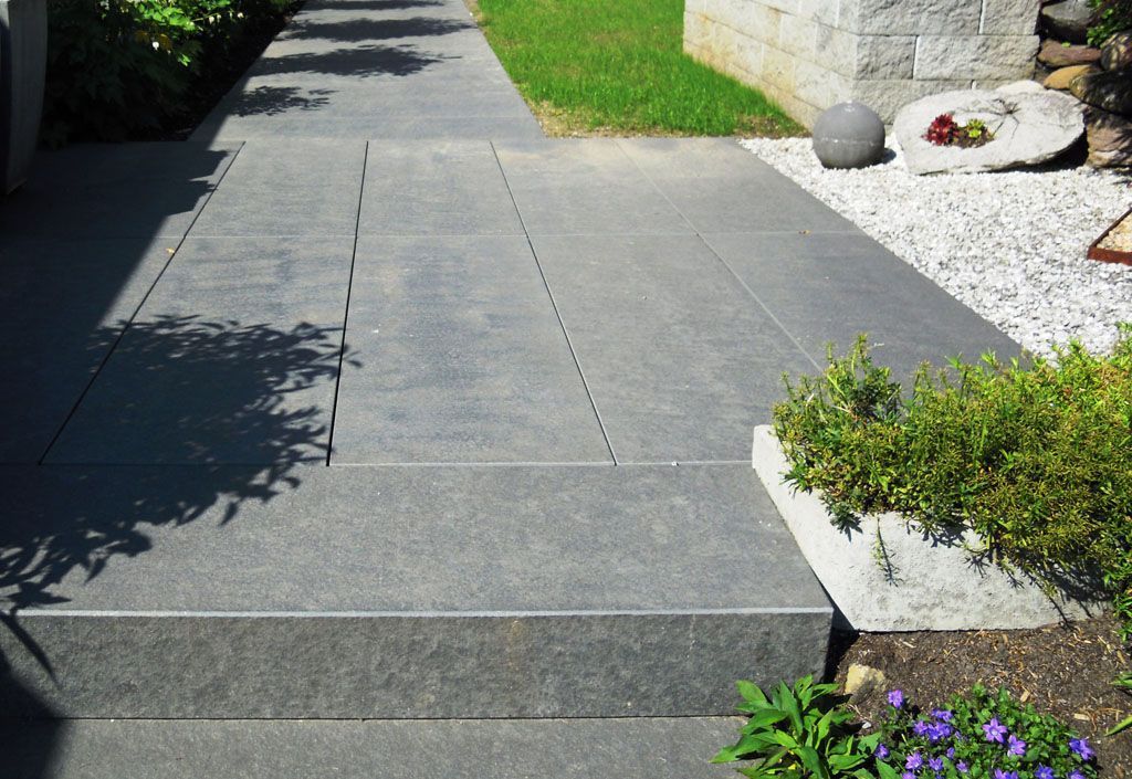 Schwazer Naturstein gesägt und geflammt - Hadorn Gartenbau