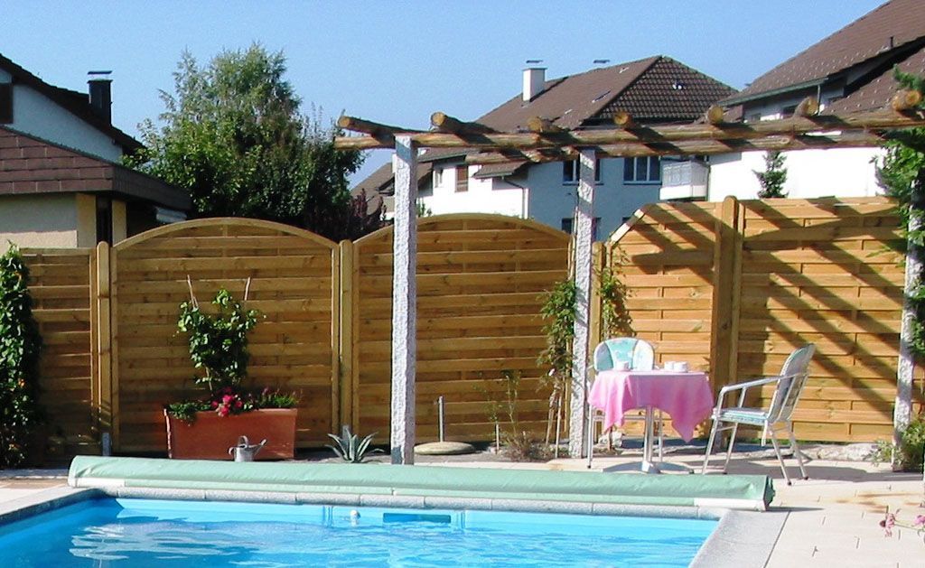 Holzsichtschutzelemente beim Pool - Hadorn Gartenbau