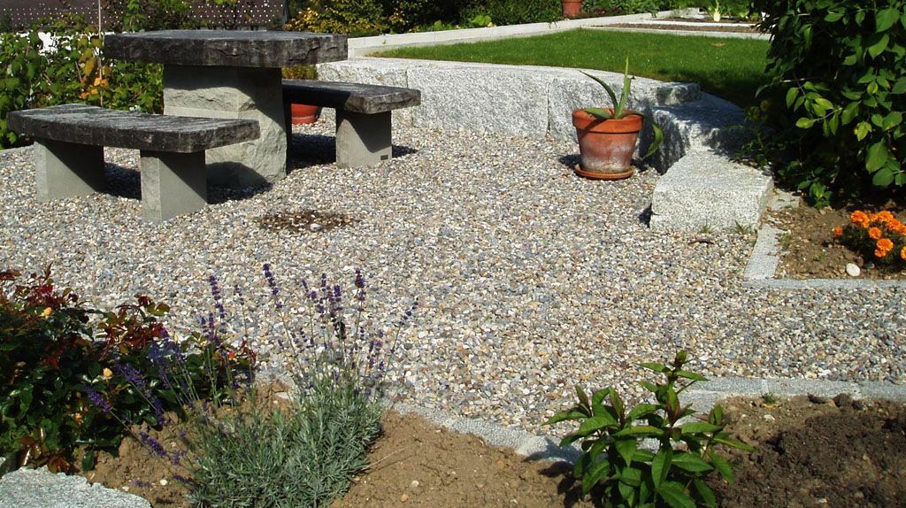 Kies Sitzplatz eingefast mit Abschlussstein - Hadorn Gartenbau