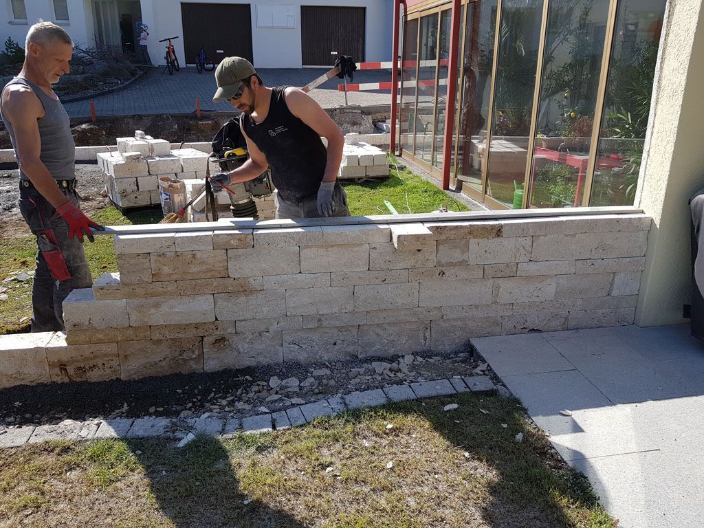 Sichtschutzwand bauen - Hadorn Gartenbau