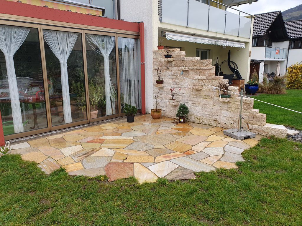 Sichtschutzwand mit Vormwildplatten - Hadorn Gartenbau