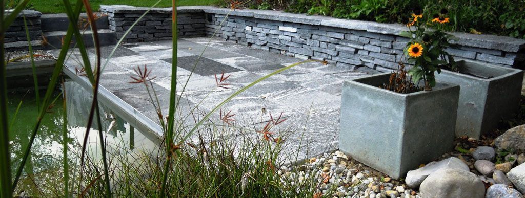 Maggia Natursteinmauer mit Abdeckplatten - Hadorn Gartenbau
