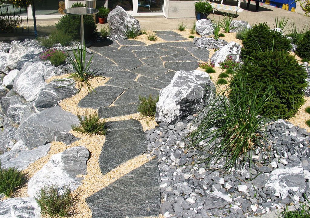 Maggia Vormwildplatten im Steingarten verlegt mit Splittfugen - Hadorn Gartenbau