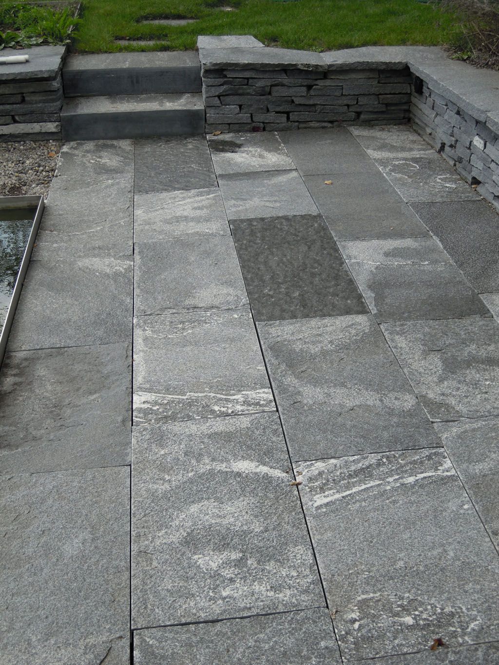 Sitzplatz mit Gartenmauer - Hadorn Gartenbau