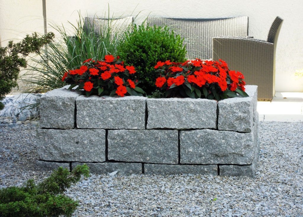 Pflanzecke mit Natursteinquader - Hadorn Gartenbau