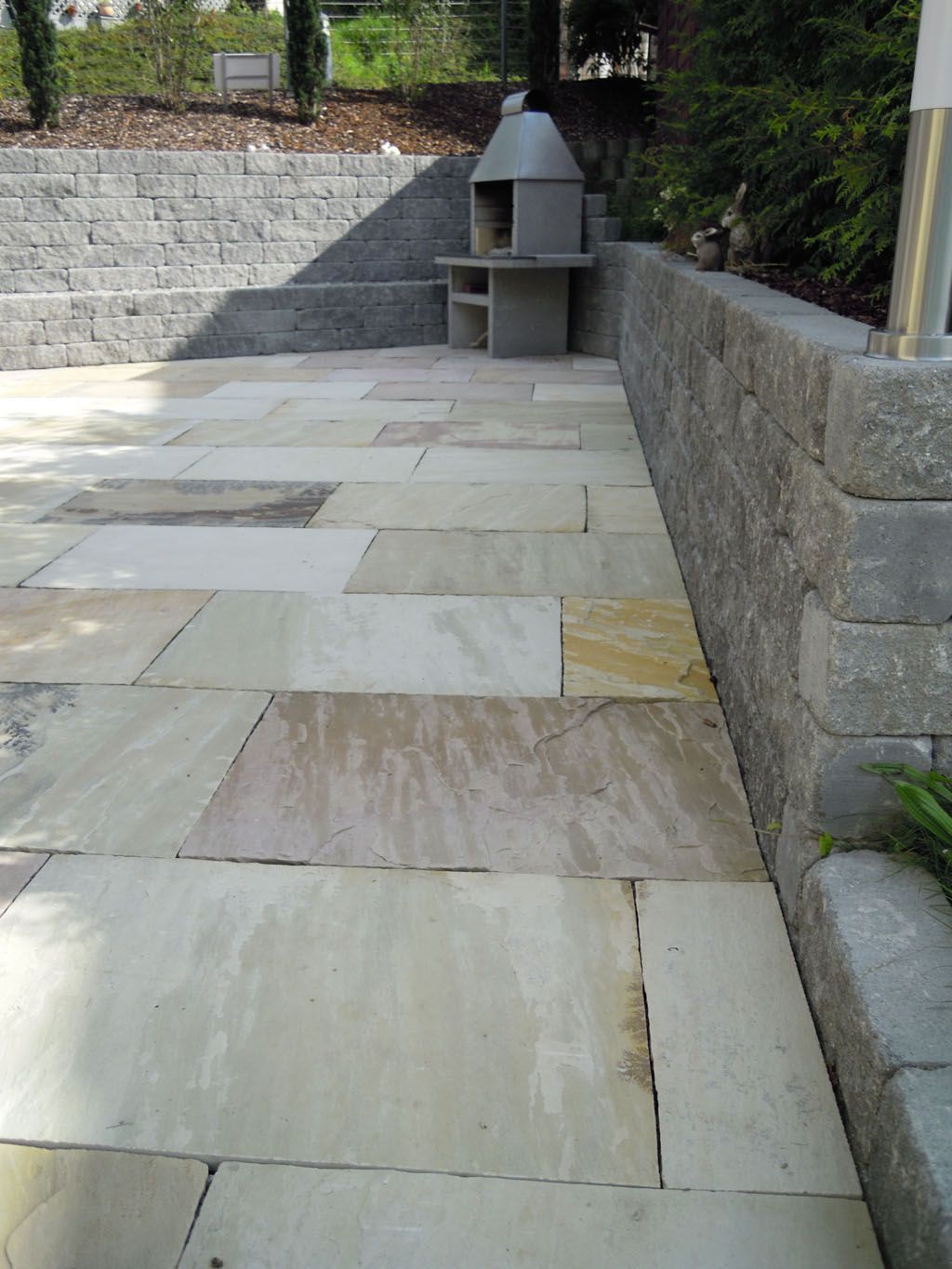 Sitzplatz mit gespaltenen Natursteinplatten - Hadorn Gartenbau