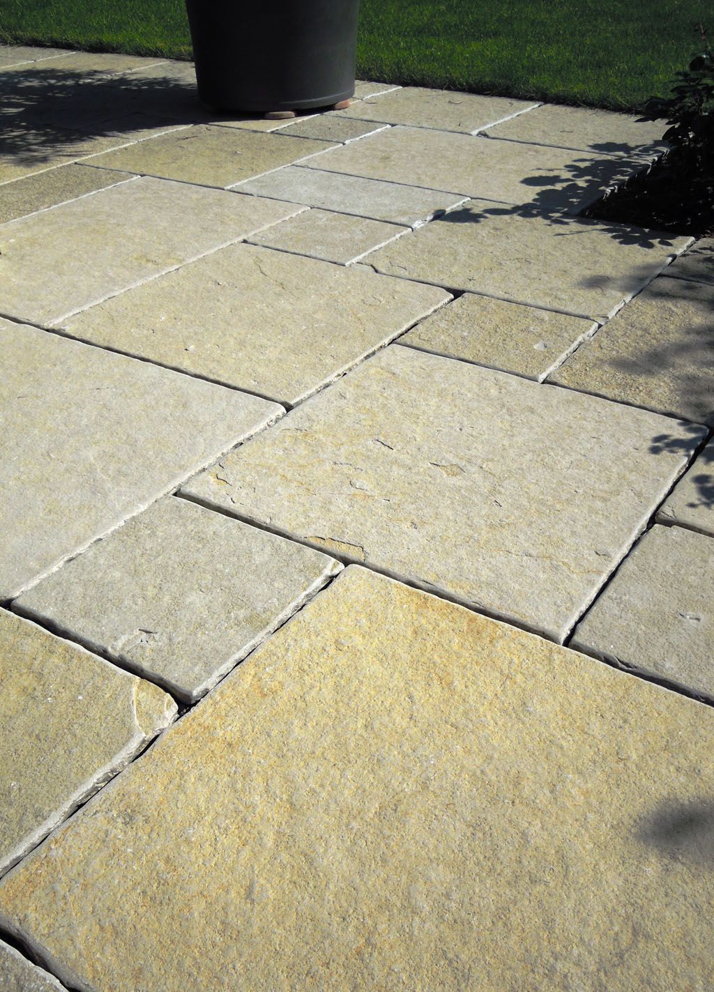 Südländische Natursteinplatten - Hadorn Gartenbau