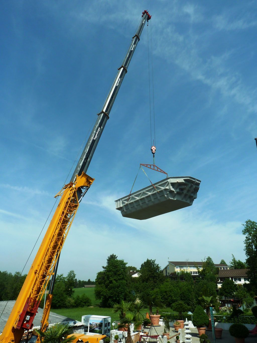 Pool versetzen mit Autokran - Hadorn Gartenbau